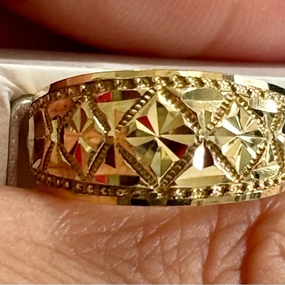 Solid 10k yellow gold diamond cut design ring - 3.8 grams - size 8.25